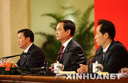 10月14日，中国共产党第十七次全国代表大会新闻中心在北京举行首次新闻发布会。 这是大会新闻发言人李东生(中)在介绍情况。 ???? 新华社记者 刘卫兵摄 