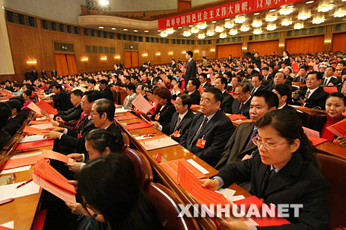 10月21日，中国共产党第十七次全国代表大会闭幕会在北京人民大会堂举行。这是代表在准备投票。