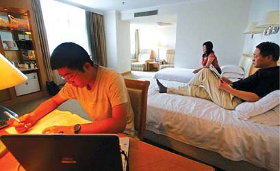 高考房里备战忙：住酒店的考生一家(图)