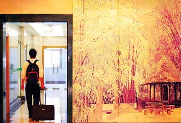 高考房里备战忙：住酒店的考生一家(图)