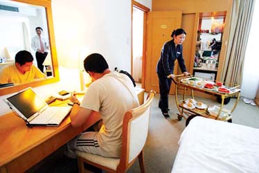 高考房里备战忙：住酒店的考生一家(图)