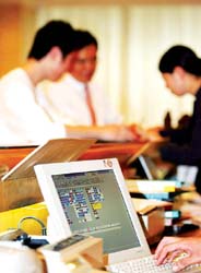 高考房里备战忙：住酒店的考生一家(图)