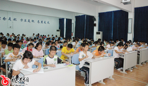 我镇举行中学生国防教育知识竞赛