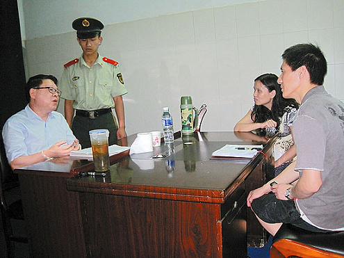 文强被执行死刑前4小时，本报记者在其监室里，与他面对面地交流。严雯摄 