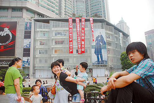 文强被执行死刑后，重庆市民在解放碑广场拍手称快。渝华明摄 