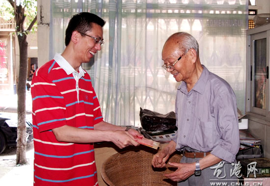镇领导慰问苦难老党员