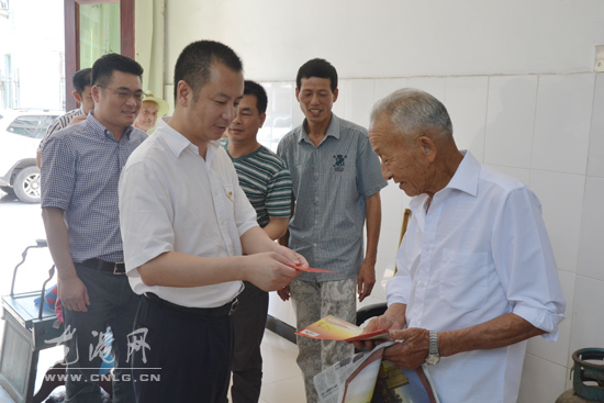 镇领导慰问苦难老党员