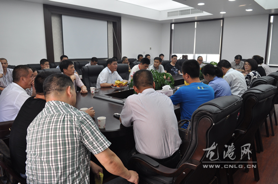 龙港镇召开农村工作指导员座谈会