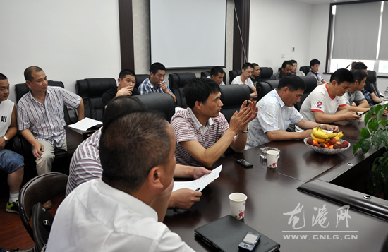 龙港镇召开农村工作指导员座谈会