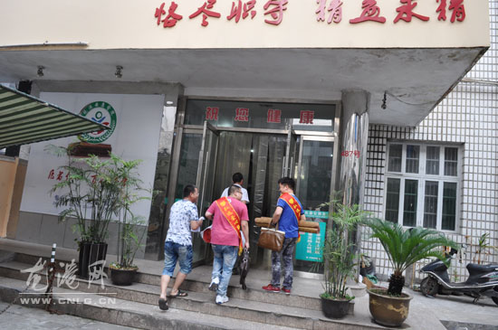 弘远爱心联盟到龙港安康医院慰问流浪乞讨精神病人