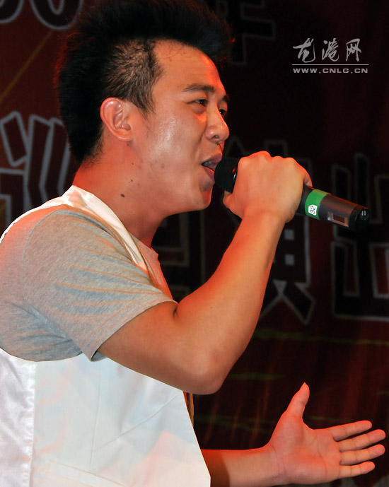 庆祝建党90周年“红色经典”巡回演唱会走进龙港