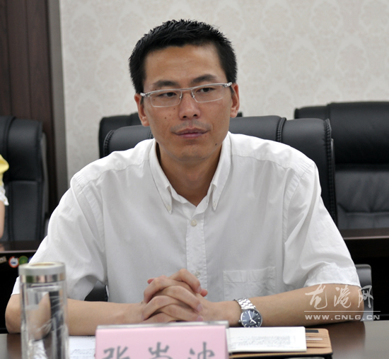 镇领导督查河道保洁 争创全国文明城镇