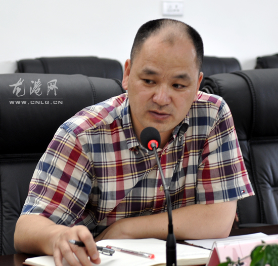 镇领导督查河道保洁 争创全国文明城镇