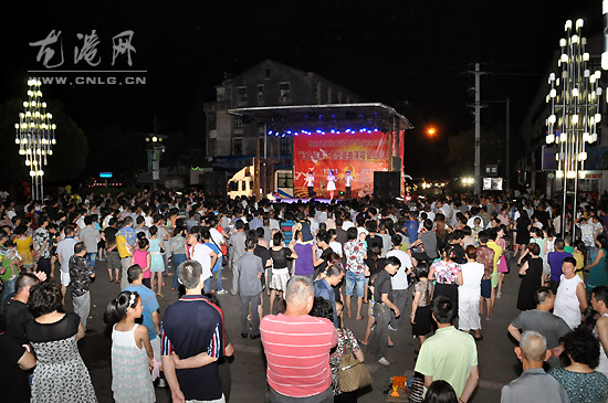 庆祝建党90周年“红色经典”巡回演唱会走进龙港