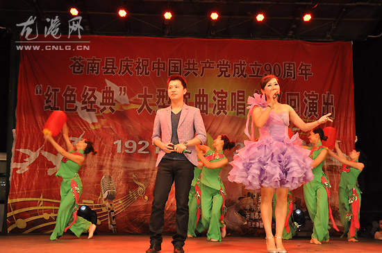 “红色经典”巡回演唱会走进龙港巴曹办事处