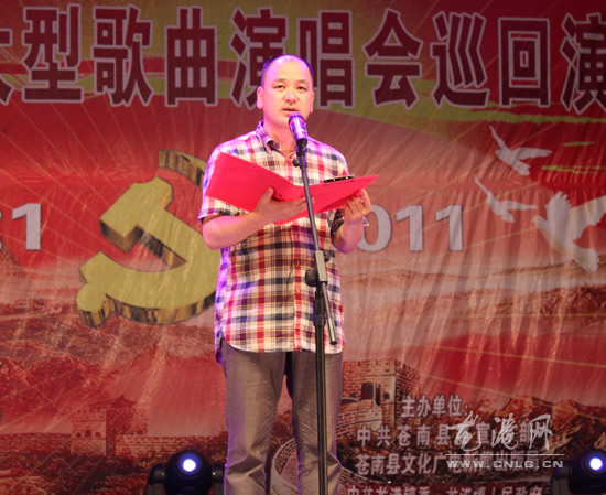 “红色经典”巡回演唱会走进龙港巴曹办事处