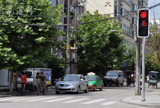 龙港镇主要路口红绿灯增加了计时牌