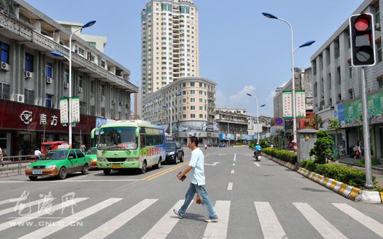 龙港镇主要路口红绿灯增加了计时牌