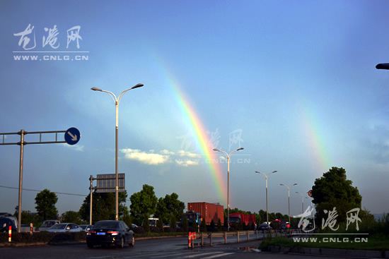强雷电雨后 首次惊现双彩虹横挂龙港天空 