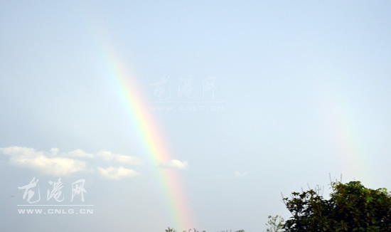 强雷电雨后 双彩虹横挂龙港天空