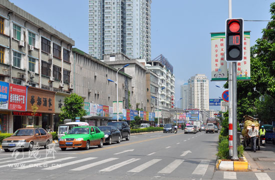 龙港镇主要路口红绿灯增加了计时牌