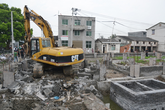 “两违办”对巴曹办事处违章建筑进行拆除