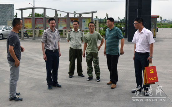 我镇人武部携企业慰问边防消防官兵
