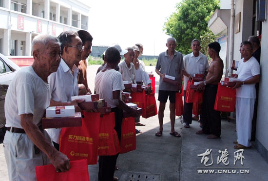 创建全国文明城镇 青年志愿者在行动
