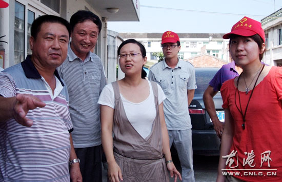 创建全国文明城镇 青年志愿者在行动