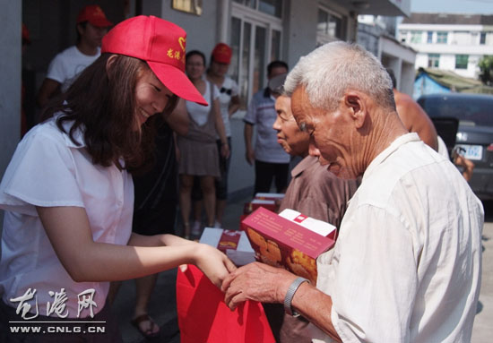 创建全国文明城镇 青年志愿者在行动