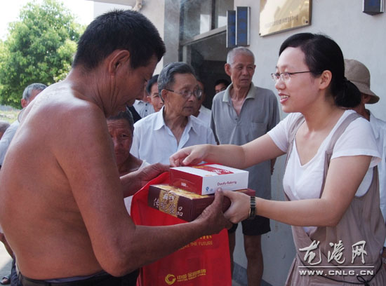 创建全国文明城镇 青年志愿者在行动