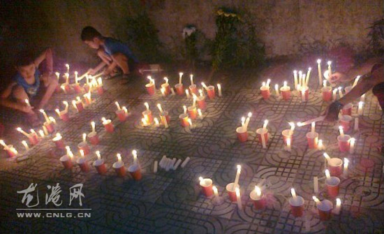 龙港市民祭奠“7·23”事故遇难者