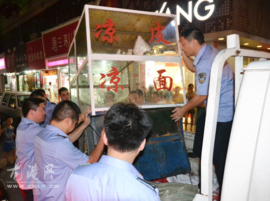 龙港镇开展百有市场及周边市容环境联合整治行动