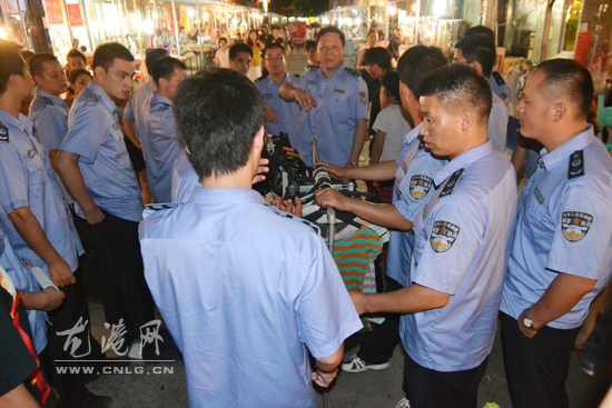 龙港镇开展百有市场及周边市容环境联合整治行动
