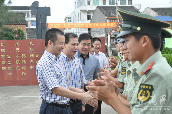  “八一”前夕 龙港镇领导慰问消防、边防官兵