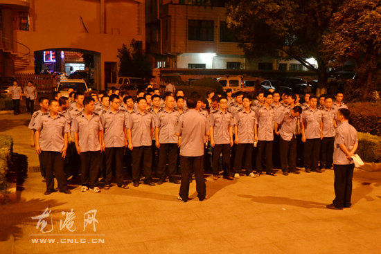龙港镇开展百有市场及周边市容环境联合整治行动