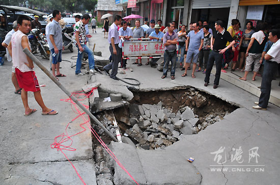 龙翔路发生一处塌陷  城建立即赶赴修复