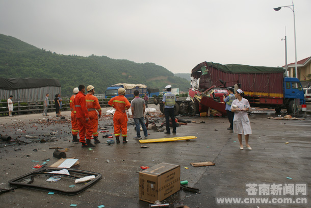 浙闽收费站（发卡）两货车追尾 导致一死三伤
