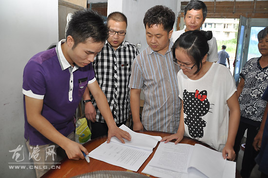 爱心下乡 寒门学子得温暖