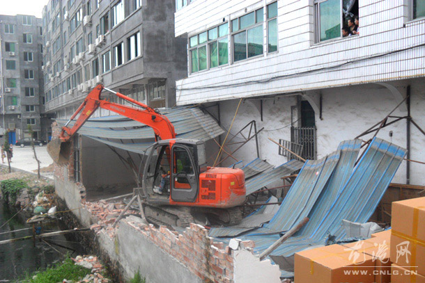 龙港着力解除安全隐患 违法附房及简易钢棚一律拆除