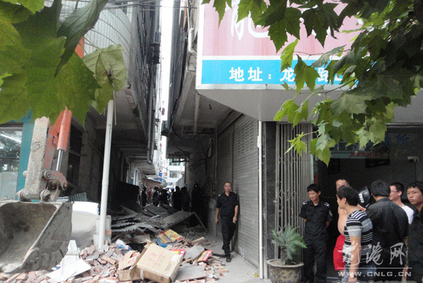 龙港着力解除安全隐患 违法附房及简易钢棚一律拆除