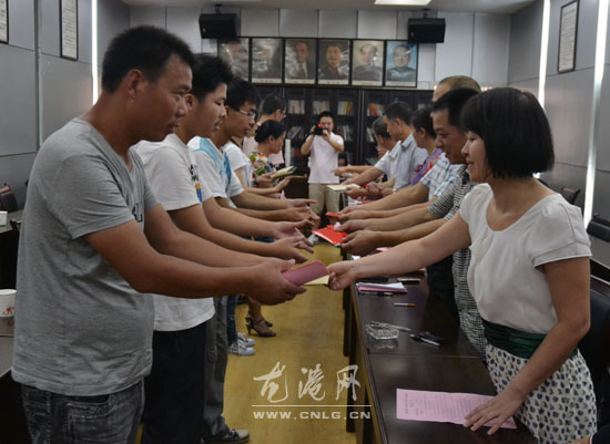 龙港镇举行“统战爱心工程”捐资助学仪式