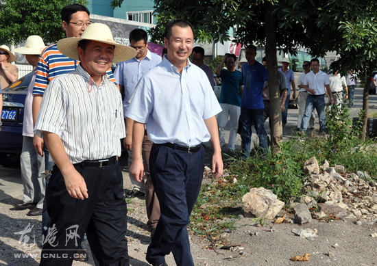 县人大常委会主任苏庆明督查龙港镇重点工程