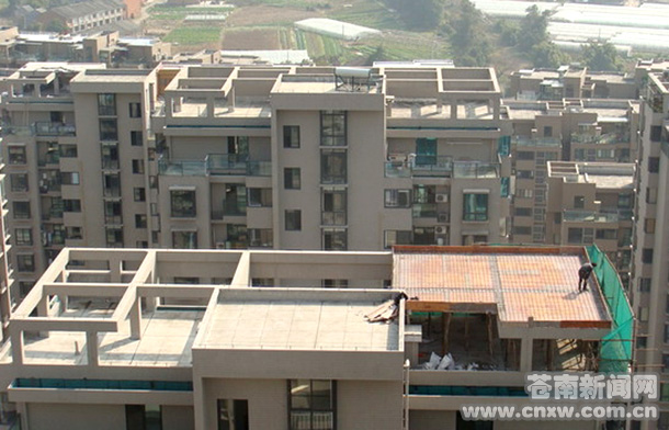 怡和家园部分业主自行拆除顶层违法建筑