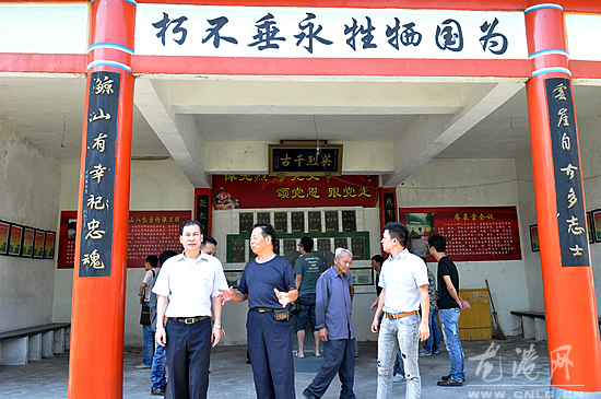 王忠秀到云岩办事处调研