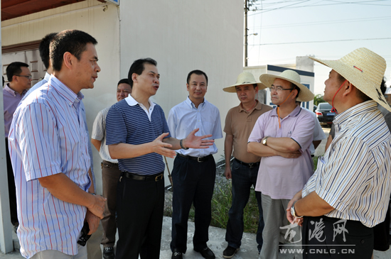 县人大常委会主任苏庆明督查龙港镇重点工程