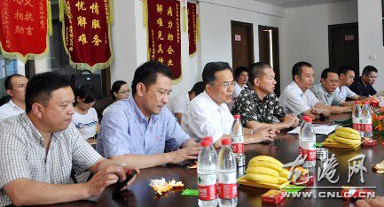 温州市委常委余梅生带队来苍南县印刷包装行业协会调研
