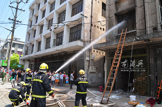 龙港沿江路发生一起民房起火 