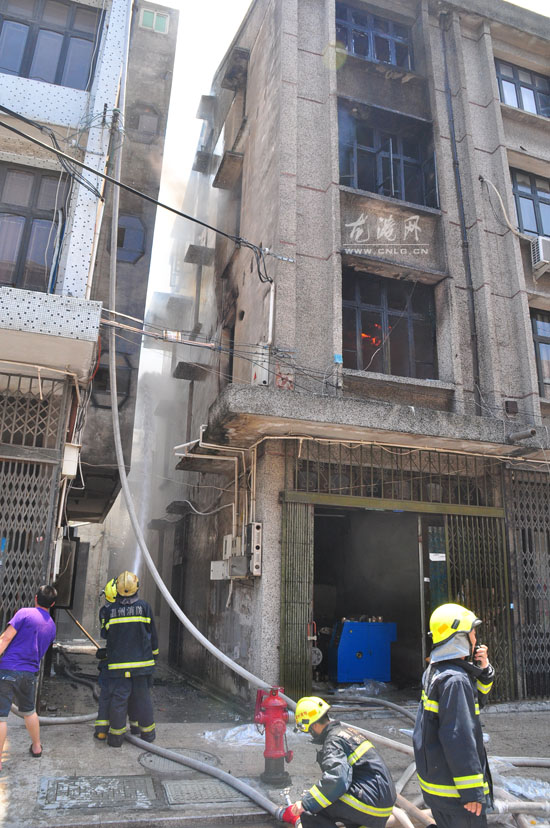 龙港沿江路发生一起民房起火 