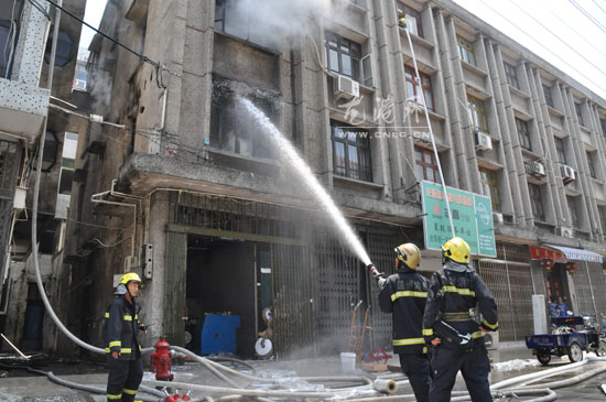 龙港沿江路发生一起民房起火 